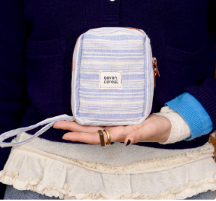Trendy Cosmetic Bag with Compact Denim Fabric - Minimalist, Casual Design, Everyday Use, Ideal for Daily Use, Travel, and Handbag Organization for Women