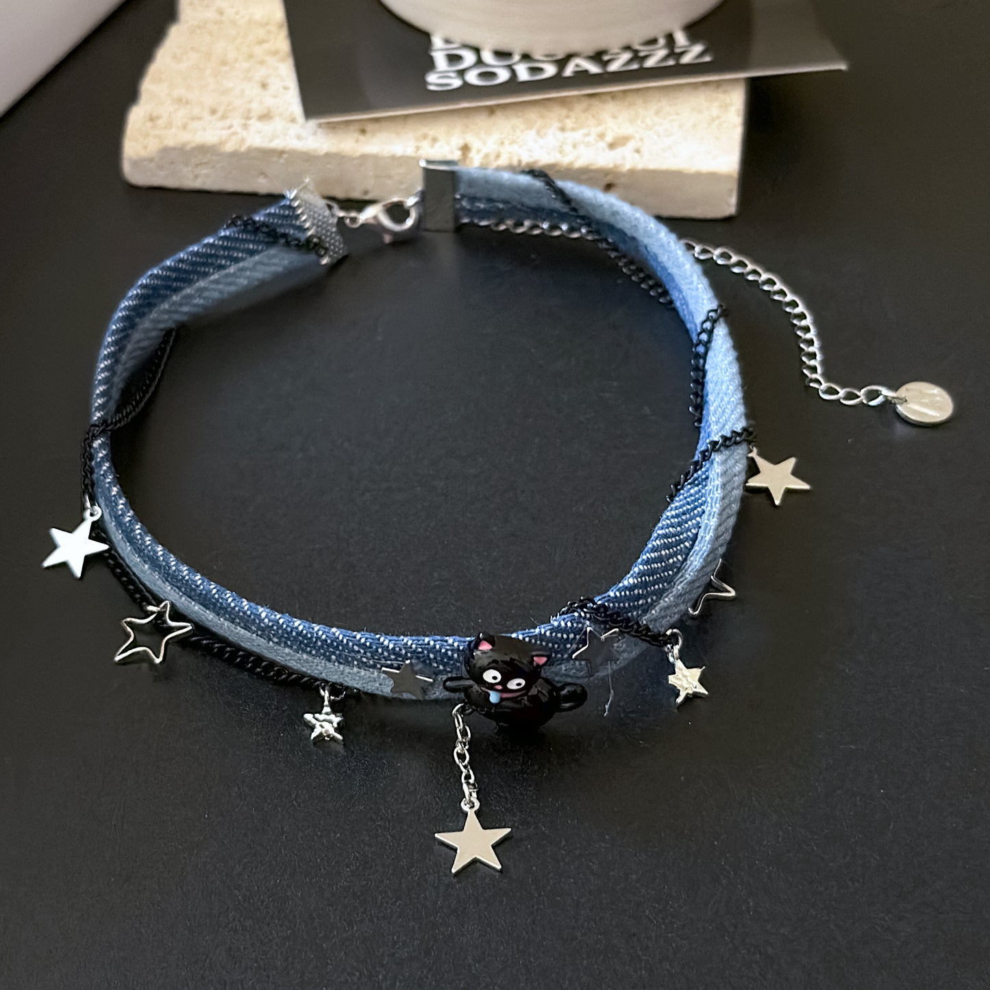 Gatto nero e girocollo di jeans stellato: Incantevoli vibrazioni galattiche