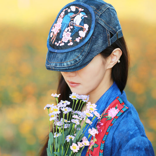 鳥と花の刺繍デザインが施されたオリジナルデニムベースボールキャップ - 芸術的でスタイリッシュなデザインで、カジュアルな外出やアウトドア活動に最適です。