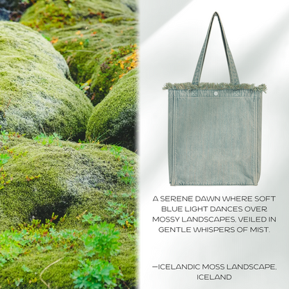 DENIM MUSEUM Forest of Solitude Denim Tote - Dreifache Blautöne, inspiriert von der Mystik der Natur, mit verträumtem Fransendetail