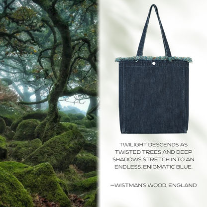 DENIM MUSEUM Forest of Solitude Denim Tote - Dreifache Blautöne, inspiriert von der Mystik der Natur, mit verträumtem Fransendetail