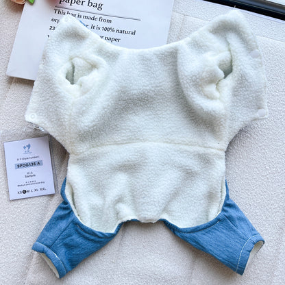 ライトブルーのデニム、ギンガムチェックのディテール、コーヒーカップの刺繍が施されたオリジナルデニムペットジャンプスーツ - 遊び心のあるカジュアルでキュートなデザイン。普段着やペットの遊びデートに最適です。