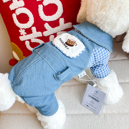 ライトブルーのデニム、ギンガムチェックのディテール、コーヒーカップの刺繍が施されたオリジナルデニムペットジャンプスーツ - 遊び心のあるカジュアルでキュートなデザイン。普段着やペットの遊びデートに最適です。