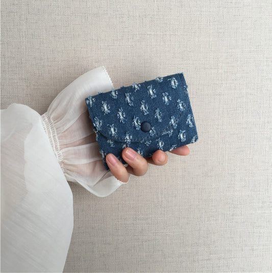 刺繍入りフローラルデニムとゴールドのアクセントが特徴のトレンド感のあるデニムウォレットセット。カジュアルでトレンド感のあるデザイン。コンパクトでスタイリッシュ、普段使いやカジュアルな外出にも使える耐久性のある女性用ウォレット。