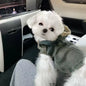 フードと調節可能なストラップが付いたオリジナルデニム犬用ジャケット - トレンディで快適なデザイン。ペットの屋外散歩やカジュアルな外出に最適です。