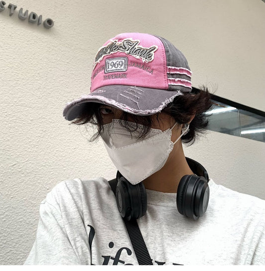 ピンクのダメージデニムと刺繍パッチのディテールが施されたオリジナルデニムベースボールキャップデザイン。カジュアル、ヴィンテージ、ストリートウェア、アウトドアアクティビティ、デイリーウェア。どんな服装にも大胆でトレンディなタッチを加えるのに最適。ユニセックス。