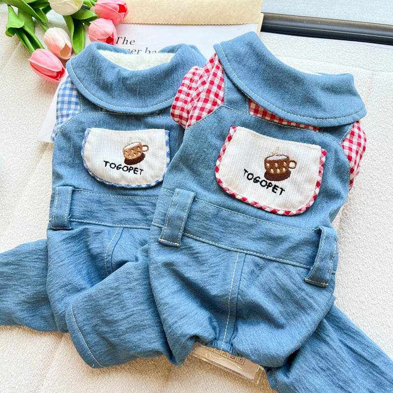 ライトブルーのデニム、ギンガムチェックのディテール、コーヒーカップの刺繍が施されたオリジナルデニムペットジャンプスーツ - 遊び心のあるカジュアルでキュートなデザイン。普段着やペットの遊びデートに最適です。
